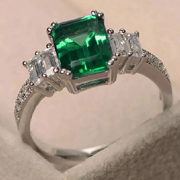 DENKAYS GREEN ENGAGEMNET RING SIZE 7 - Picture 4 of 5